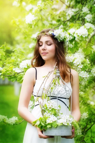 A tavaszi virág, koszorú, egy gyönyörű fiatal nő portréja — Stock Fotó
