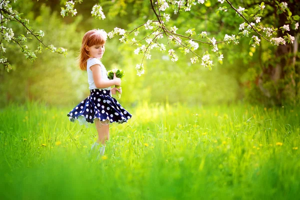 Menina feliz com um buquê de lírios do vale ter — Fotografia de Stock