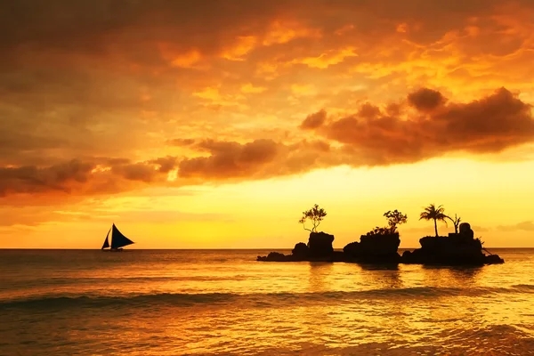 Belo pôr do sol acima do mar. — Fotografia de Stock