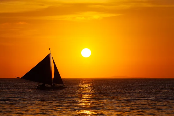 Barca a vela al tramonto su un mare tropicale. Silhouette foto . — Foto Stock