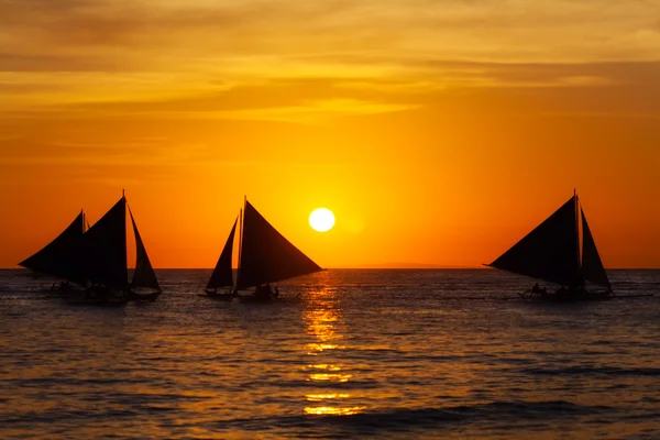 Barche a vela al tramonto su un mare tropicale. Silhouette foto . — Foto Stock