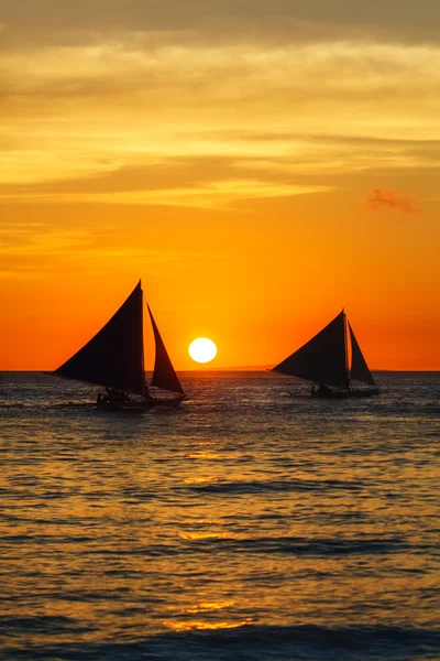 Segelboote bei Sonnenuntergang auf einem tropischen Meer. Silhouettenfoto. — Stockfoto