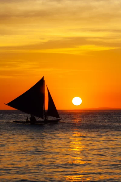 Barca a vela al tramonto su un mare tropicale. Silhouette foto . — Foto Stock