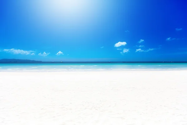 Tropikalny biały piasek plaży w słoneczny dzień. wakacje. — Zdjęcie stockowe