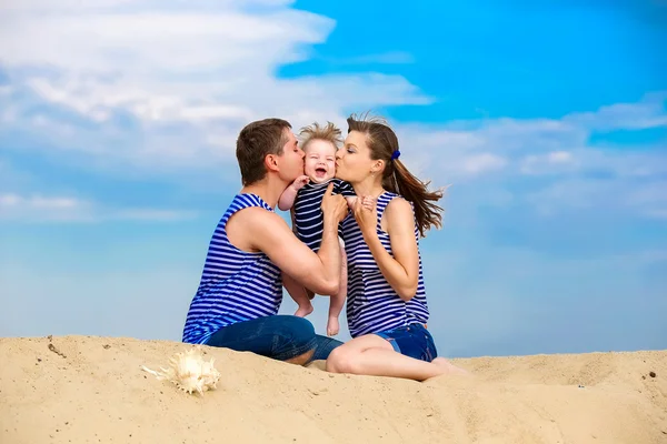 Familia feliz, mamá, papá e hijo pequeño en chalecos a rayas que tienen fu —  Fotos de Stock