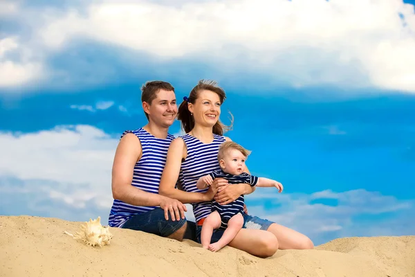 Família feliz, mãe, pai e filho pequeno em coletes listrados com fu — Fotografia de Stock