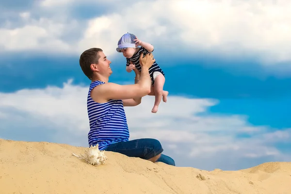 Feliz familia, papá e hijo pequeño en chalecos a rayas divertirse en —  Fotos de Stock