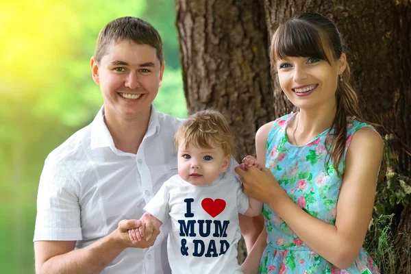 Famiglia felice, mamma, papà e piccolo figlio divertirsi nel parco su — Foto Stock