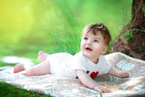 Joyeux petit bébé qui s'amuse dans le parc au bord du lac backg — Photo