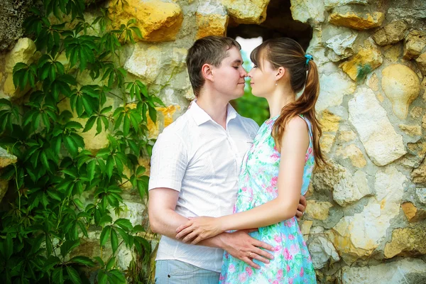 Retrato al aire libre de pareja sensual joven. Amor y beso. Verano —  Fotos de Stock