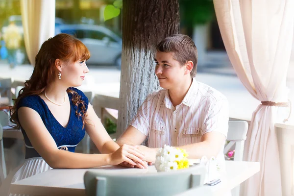 Retrato al aire libre de pareja sensual joven en la cafetería de verano. El amor y —  Fotos de Stock