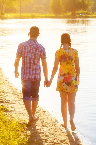 Lyckliga par i kärlek promenerar på stranden. sommar semester conc — Stockfoto