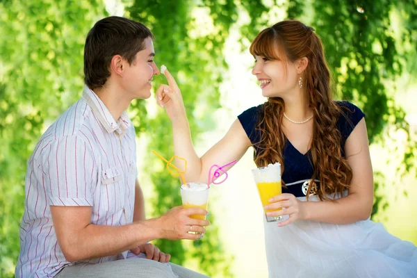 美しい若いカップルが楽しんで。田舎でピクニック。幸せです — ストック写真