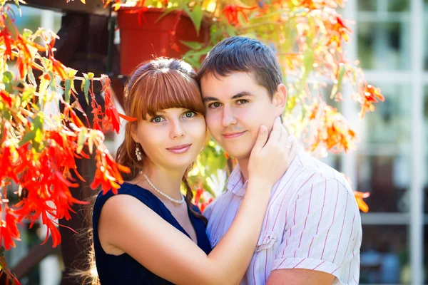 Utomhus porträtt av ung sensuell par. älskar och kiss. sommar — Stockfoto