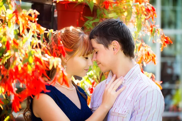 Retrato al aire libre de pareja sensual joven. Amor y beso. Verano —  Fotos de Stock