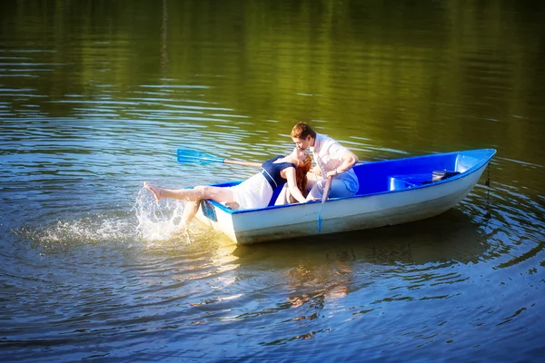 Loving couple kissing in the boat. Summer vacation concept. — Stock Photo, Image