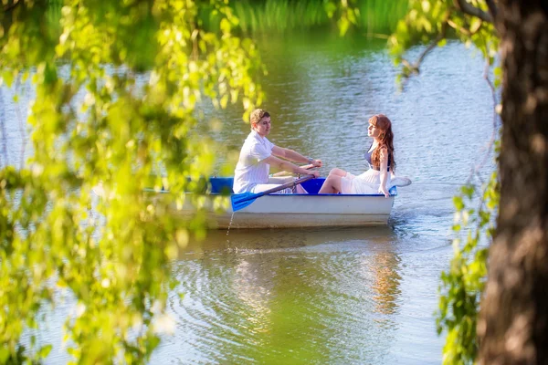 Loving couple in the boat. Summer vacation concept. — Stock Photo, Image