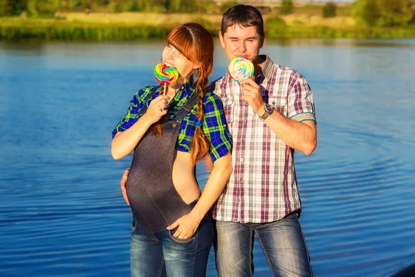 Happy and young pregnant couple having fun on the beach. Summer — Stock Photo, Image