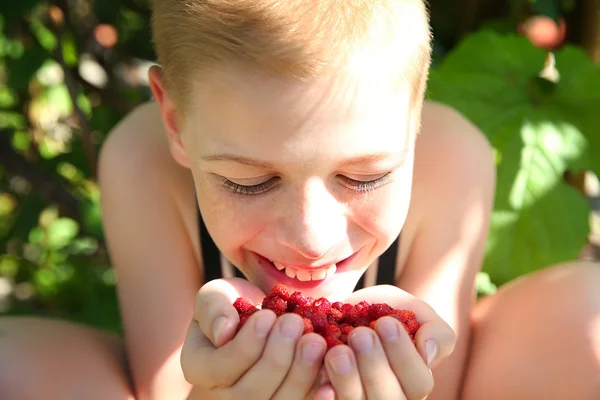 Söt liten pojke äta en jordgubbe — Stockfoto