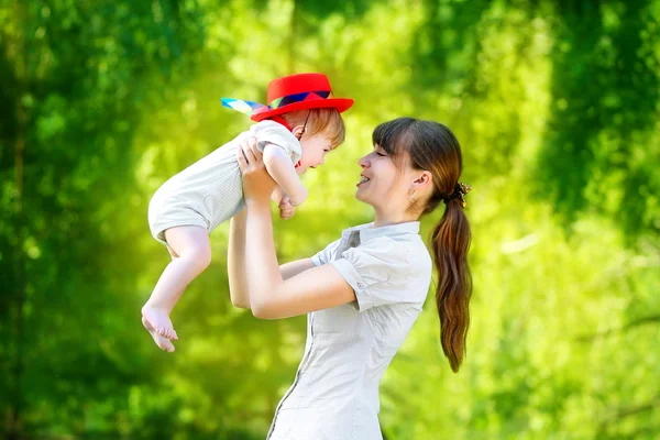 Mutlu aile, anne ve küçük oğlu parkta eğleniyor. Yaz — Stok fotoğraf