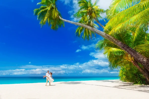 Cena de sonho. jovem amando casal feliz na praia tropical com pa — Fotografia de Stock