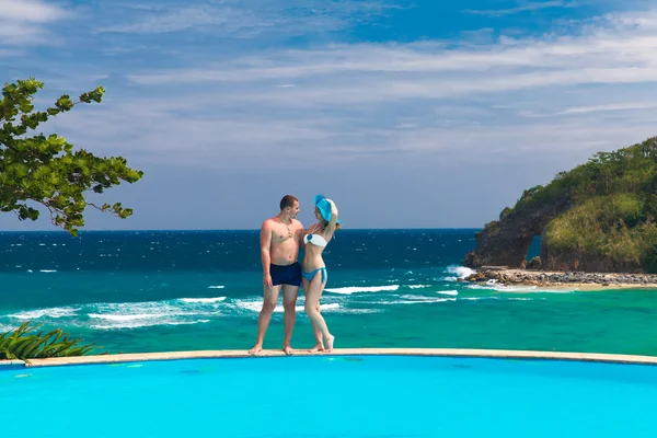 Jonge liefdevolle gelukkige paar op tropisch strand. zomer vakantie co — Stockfoto