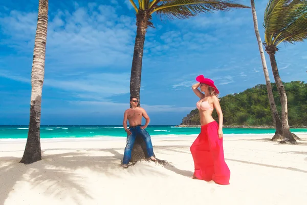 Jonge liefdevol paar op het tropisch strand — Stockfoto