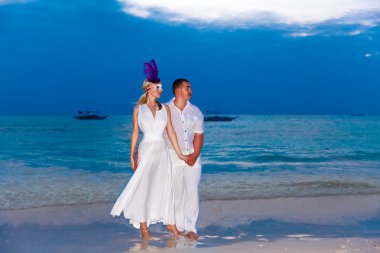 Gelin ve damat backg günbatımında ile tropikal bir plajda