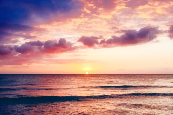 Vacker solnedgång över havet. Royaltyfria Stockbilder