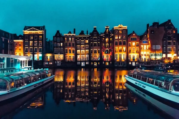 Amsterdam, Nederländerna, Europa, 1 september 2021 Traditionella smala hus och kanaler i Amsterdam, Nederländernas huvudstad på höstnatten. — Stockfoto