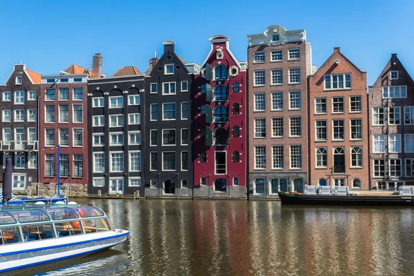 Amsterdam, Nederländerna, Europa, 1 september 2021 Traditionella smala hus båtar och kanaler i Amsterdam, Nederländernas huvudstad. — Stockfoto