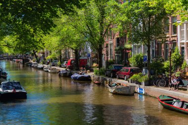 Amsterdam, Hollanda, Avrupa, Eylül 12021 Hollanda 'nın başkenti Amsterdam' da eski ve geleneksel tekne ve kanallar.