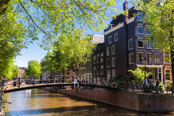 Amsterdam, Nederländerna, Europa, 1 september 2021 Traditionella smala hus båtar och kanaler i Amsterdam, Nederländernas huvudstad. — Stockfoto