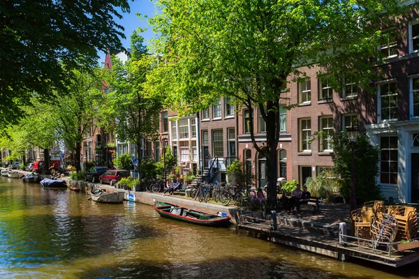 Amsterdam, Nederländerna, Europa, 1 september 2021 Traditionella smala hus båtar och kanaler i Amsterdam, Nederländernas huvudstad. — Stockfoto