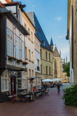 Osnabruck, Almanya, 5 Temmuz 2021. Osnabruck 'taki sokak mimarisi, Aşağı Saksonya eyaletinin üçüncü büyük şehri..