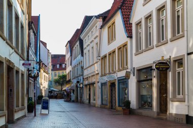 Osnabruck, Almanya, 5 Temmuz 2021. Osnabruck 'taki sokak mimarisi, Aşağı Saksonya eyaletinin üçüncü büyük şehri.