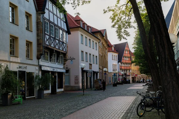 Street architecture in Osnabruck, the third largest city in the state of Lower Saxony. Osnabruck, Germany, July 5, 2021. — Stock Photo, Image