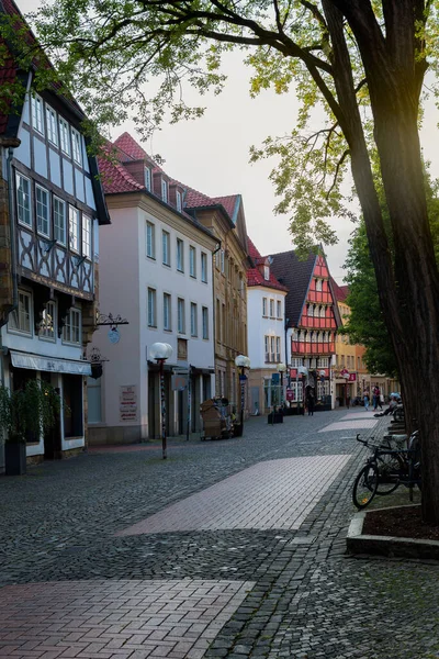 Architektura uliczna w Osnabrucku, trzecim co do wielkości mieście w kraju związkowym Dolna Saksonia. Osnabruck, Niemcy, 5 lipca 2021 r.. — Zdjęcie stockowe