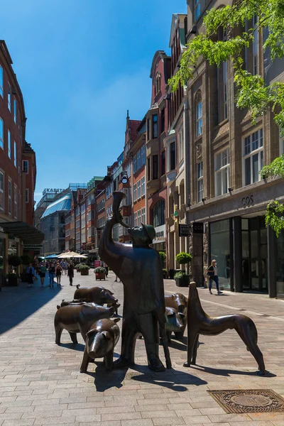 Bremen, Almanya 'da, 15 Temmuz 2021' de bir köpek ve domuzlu domuz heykelinin dışı. — Stok fotoğraf