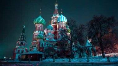 Gece kış kar Moskova'da. Kızıl meydan yeni yılda üzerinde Aziz Basil Katedrali.