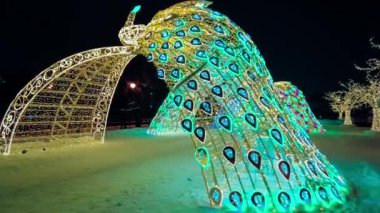 Moskova 'da kar altında geçen kış gecesi. Sokak yeni yıl için dekore edilmiştir. Moskova, Rusya, 5 Aralık 2021