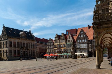 Bremen Roland heykeli Rathausplatz marktplatz 'da veya Ortaçağ Hanedan şehri Bremen' in tarihi merkezinde pazar meydanında, 15 Temmuz 2021.
