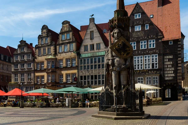 ブレーメン Rathausplatz Marktplatzまたは市場広場にあるローランド像ブレーメン ドイツ 7月15 2021の中世の漢声市の歴史的中心部にある — ストック写真