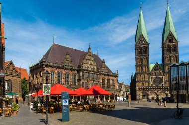 Rathausplatz marktplatz veya Ortaçağ Hanedan şehri Bremen 'in tarihi merkezi, Almanya, 15 Temmuz 2021.