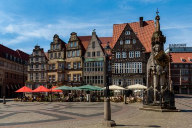 Bremen Roland heykeli Rathausplatz pazar meydanında Ortaçağ Hanedan Şehri Bremen, Almanya 15 Temmuz 2021.