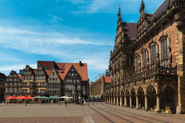 Bremen Roland heykeli Rathausplatz marktplatz 'da veya Ortaçağ Hanedan şehri Bremen' in tarihi merkezinde pazar meydanında, 15 Temmuz 2021.