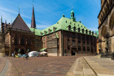 Rathausplatz marktplatz veya Ortaçağ Hanedan şehri Bremen 'in tarihi merkezi, Almanya, 15 Temmuz 2021.