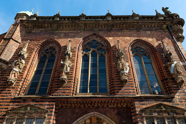 Gatuarkitektur i Rathausplatz marktplatz eller torg i historiska centrum av medeltida Hansastaden Bremen, Tyskland, 15 juli 2021 — Stockfoto