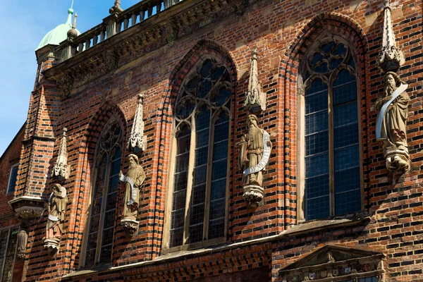 Gatuarkitektur i Rathausplatz marktplatz eller torg i historiska centrum av medeltida Hansastaden Bremen, Tyskland, 15 juli 2021 — Stockfoto