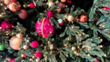 Yılbaşı ağacı, yeni yıl için süslenmiş dikey video formatı Gece karı Moskova, Rusya, 19 Aralık 2021